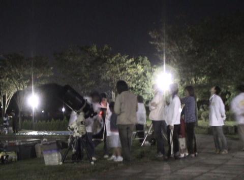 お月見ウォッチングの様子